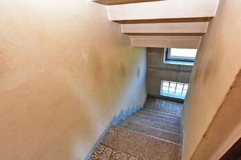 Schodiště do suterénu.  - Prodej domu 230 m², Městec Králové