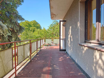 Terasa v 1. NP, přístupná z obývacího pokoje. - Prodej domu 230 m², Městec Králové