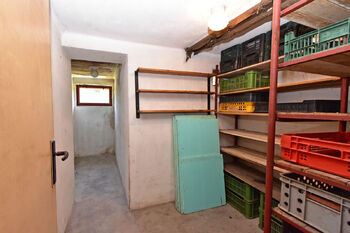 Suterén - garáž, kotelna, technické zázemí, prádelna atd. - Prodej domu 230 m², Městec Králové