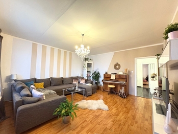 Obývací pokoj s lodžií - Prodej bytu 4+1 v družstevním vlastnictví 92 m², Teplice 