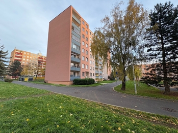 Venkovní pohled na dům - Prodej bytu 4+1 v družstevním vlastnictví 92 m², Teplice