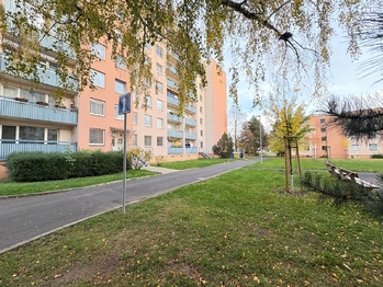 Venkovní pohled na dům + okolí - Prodej bytu 4+1 v družstevním vlastnictví 92 m², Teplice