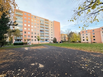 Venkovní pohled na dům + okolí - Prodej bytu 4+1 v družstevním vlastnictví 92 m², Teplice