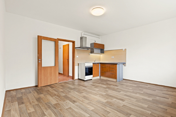 Obývací pokoj s kuch. koutem - Prodej bytu 2+kk v osobním vlastnictví 38 m², Praha 9 - Vinoř