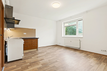 Obývací pokoj s kuch. koutem - Prodej bytu 2+kk v osobním vlastnictví 38 m², Praha 9 - Vinoř