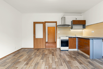 Obývací pokoj s kuch. koutem - Prodej bytu 2+kk v osobním vlastnictví 38 m², Praha 9 - Vinoř