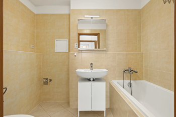 Koupelna s WC - Prodej bytu 2+kk v osobním vlastnictví 38 m², Praha 9 - Vinoř