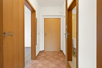 Chodba - Prodej bytu 2+kk v osobním vlastnictví 38 m², Praha 9 - Vinoř