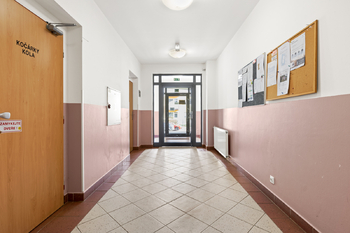 Domovní chodba - Prodej bytu 2+kk v osobním vlastnictví 38 m², Praha 9 - Vinoř