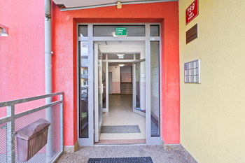 Vstup do domu - Prodej bytu 2+kk v osobním vlastnictví 38 m², Praha 9 - Vinoř