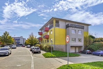 Pohled na dům - Prodej bytu 2+kk v osobním vlastnictví 38 m², Praha 9 - Vinoř