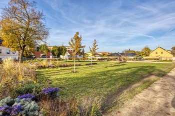 Nedaleký park s dětským hřištěm - Prodej bytu 2+kk v osobním vlastnictví 38 m², Praha 9 - Vinoř