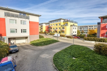 Pohled z okna - Prodej bytu 2+kk v osobním vlastnictví 38 m², Praha 9 - Vinoř