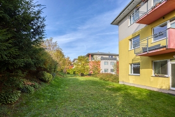 Pohled na dům - Prodej bytu 2+kk v osobním vlastnictví 38 m², Praha 9 - Vinoř