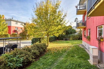 Zahrada u domu - Prodej bytu 2+kk v osobním vlastnictví 38 m², Praha 9 - Vinoř