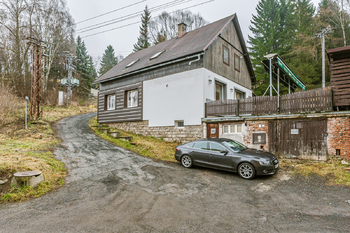 Přístup do sklepních prostor a garáže - Prodej domu 180 m², Desná