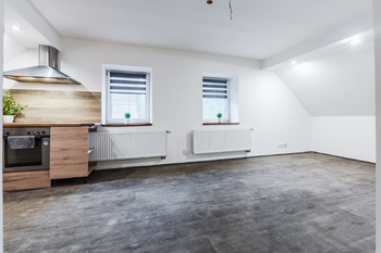 Obývací pokoj s jídelnou a kuchyňským koutem - Prodej domu 180 m², Desná