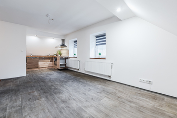 Obývací pokoj s jídelnou a kuchyňským koutem - Prodej domu 180 m², Desná