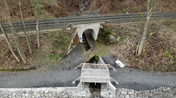 severní konec parcely č.2133 je spojen pěší stezkou s cyklostezkou GreenWay Jizera.  - Prodej pozemku 5535 m², Železný Brod