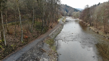 Řeka Jizera a cyklostezka u severní hranice parcely č.2133 - Prodej pozemku 5535 m², Železný Brod