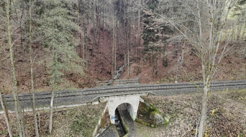 Hranice parcely č.2133 a její severní hranice bezprostředně za železničním mostkem - Prodej pozemku 5535 m², Železný Brod