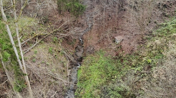 Pohled na jižní polovinu parcely č.2133 - Prodej pozemku 5535 m², Železný Brod