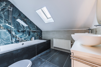 Koupelna - Pronájem bytu 3+kk v osobním vlastnictví 188 m², Praha 9 - Satalice