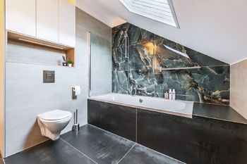 Koupelna - Pronájem bytu 3+kk v osobním vlastnictví 188 m², Praha 9 - Satalice