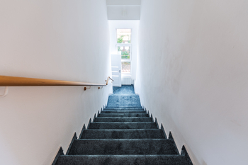 Schodiště do bytu - Pronájem bytu 3+kk v osobním vlastnictví 188 m², Praha 9 - Satalice