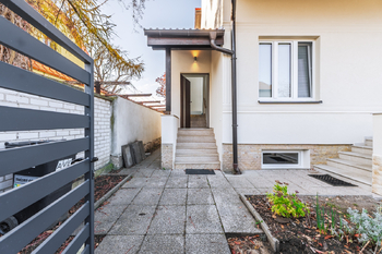 Samostatný vchod - Pronájem bytu 3+kk v osobním vlastnictví 188 m², Praha 9 - Satalice