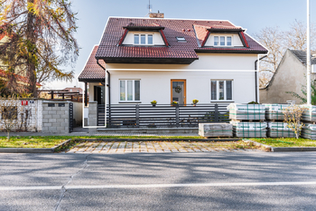 Pohled z ulice - Pronájem bytu 3+kk v osobním vlastnictví 188 m², Praha 9 - Satalice