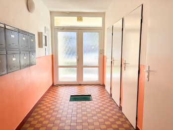 vstup do domu - Prodej bytu 3+1 v osobním vlastnictví 87 m², Varnsdorf