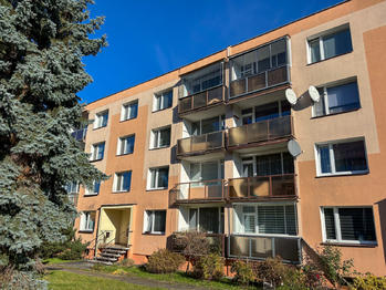 pohled na dům - Prodej bytu 3+1 v osobním vlastnictví 87 m², Varnsdorf