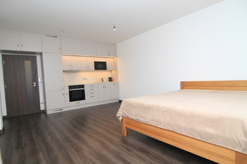 Hlavní místnost - pohled od okna na kuchyň - Prodej bytu 1+kk v osobním vlastnictví 45 m², Karlovy Vary