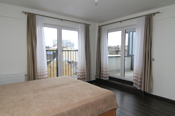 Velká francouzská okna v pokoji - Prodej bytu 1+kk v osobním vlastnictví 45 m², Karlovy Vary