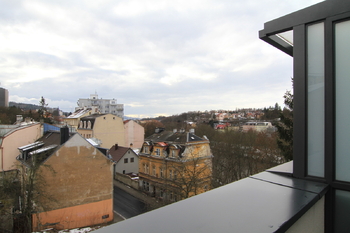 Výhled z terasy - poslední patro - Prodej bytu 1+kk v osobním vlastnictví 45 m², Karlovy Vary