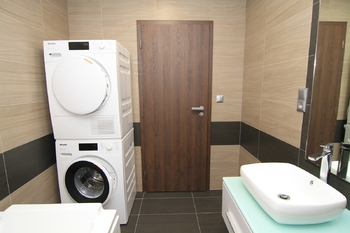 Prostorná koupelna - pračka a sušička Miele - Prodej bytu 1+kk v osobním vlastnictví 45 m², Karlovy Vary