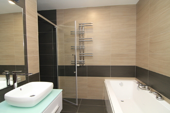 Prostorná koupelna - sprcha i vana - Prodej bytu 1+kk v osobním vlastnictví 45 m², Karlovy Vary