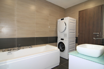 Koupelna - vana - Prodej bytu 1+kk v osobním vlastnictví 45 m², Karlovy Vary