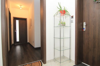 Vchod do bytu - Prodej bytu 1+kk v osobním vlastnictví 45 m², Karlovy Vary