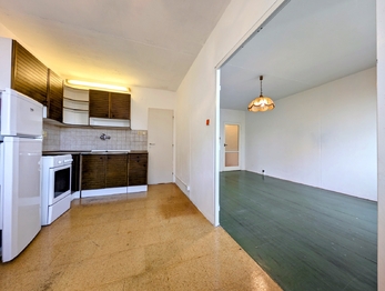 široké propojení kuchyně a denního pokoje ... - Prodej bytu 3+1 v osobním vlastnictví 71 m², Praha 4 - Lhotka