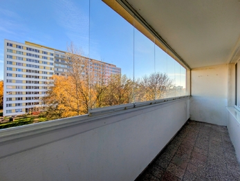 7,5 m zasklená lodžie - Prodej bytu 3+1 v osobním vlastnictví 71 m², Praha 4 - Lhotka