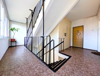 čistá chodba domu ... - Prodej bytu 3+1 v osobním vlastnictví 71 m², Praha 4 - Lhotka