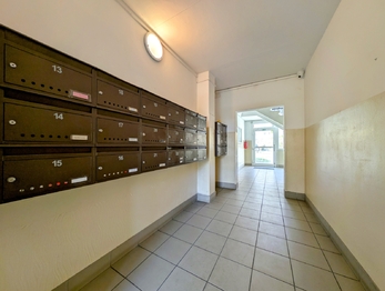 čisté společné prostory ... - Prodej bytu 3+1 v osobním vlastnictví 71 m², Praha 4 - Lhotka