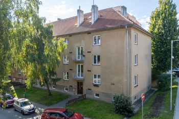 Pohled  na dům v ulici Na Magistrále - Pronájem bytu 2+1 v osobním vlastnictví 54 m², Kolín