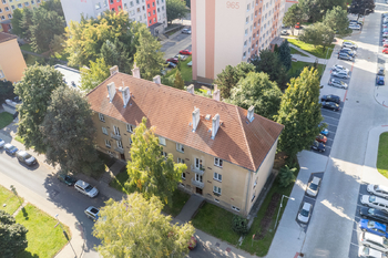 Pohled  na dům v ulici Na Magistrále - Pronájem bytu 2+1 v osobním vlastnictví 54 m², Kolín