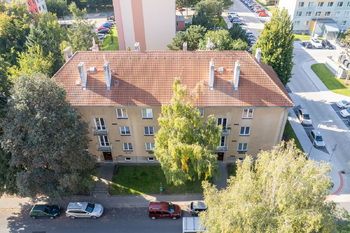 Pohled  na dům v ulici Na Magistrále - Pronájem bytu 2+1 v osobním vlastnictví 54 m², Kolín