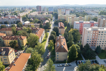 Pohled  na dům v ulici Na Magistrále - Pronájem bytu 2+1 v osobním vlastnictví 54 m², Kolín