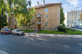 Pohled  na dům v ulici Na Magistrále - Pronájem bytu 2+1 v osobním vlastnictví 54 m², Kolín