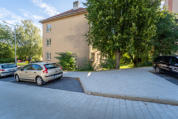 Pohled  na dům v ulici Na Magistrále - Pronájem bytu 2+1 v osobním vlastnictví 54 m², Kolín